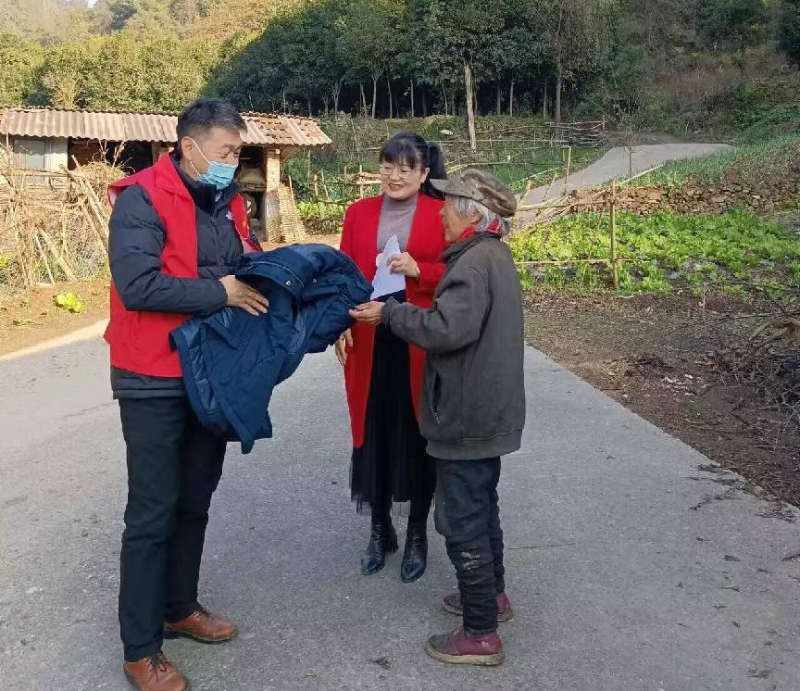 湖北省十堰市应急管理局工作人员将冬衣送到村民手中。受访者供图