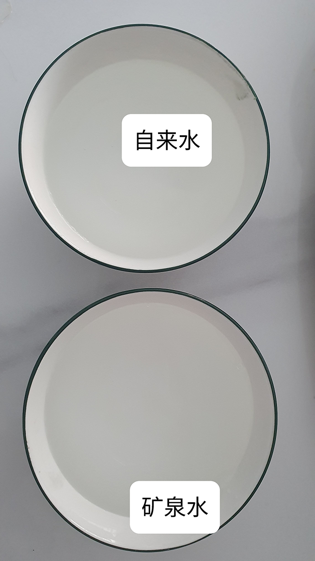 恢复清澈的自来水与矿泉水进行对比。网友供图