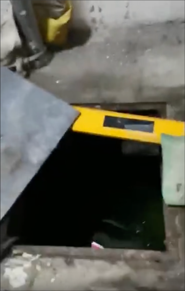 丢失井盖的热水井。受访者供图