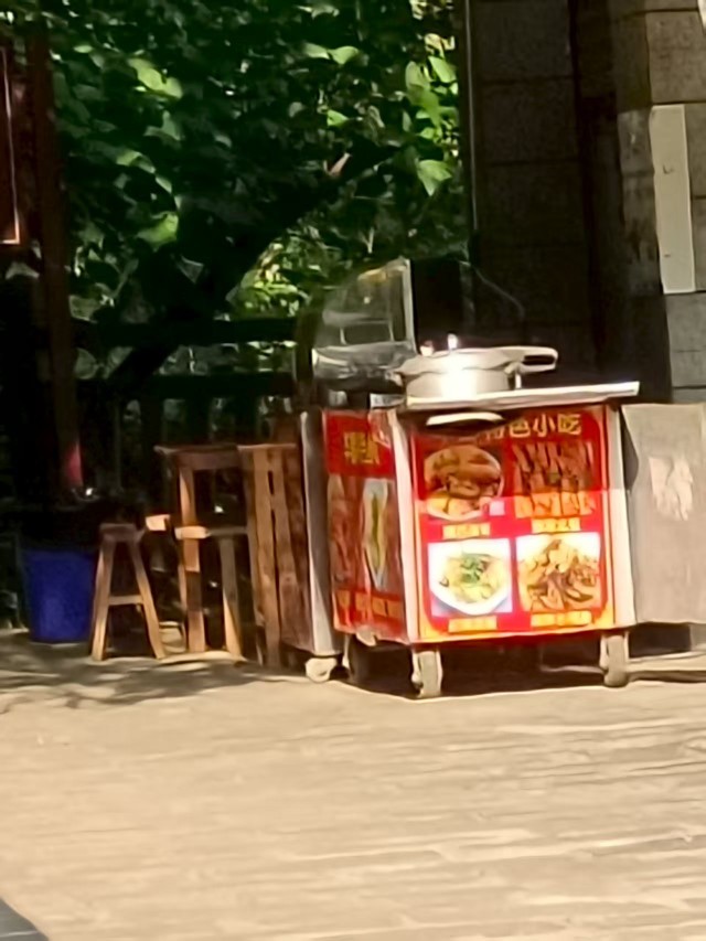 景区摆放着高压锅等厨具。受访者供图