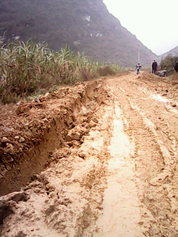 天等镇朗明村明屯屯级水泥路开始开建了,可裔