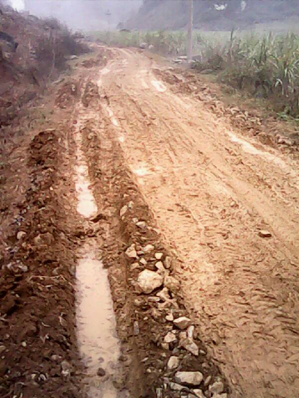 天等镇朗明村明屯屯级水泥路开始开建了,可裔