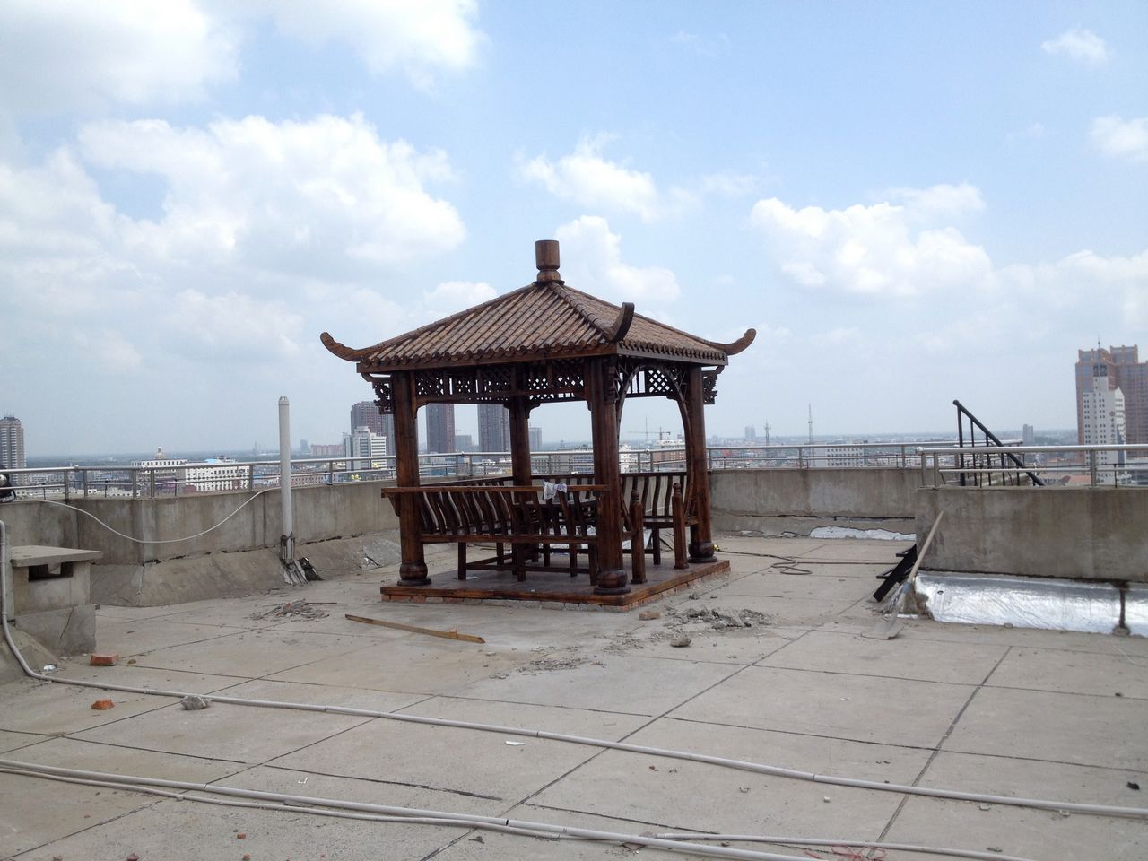 关于华侨世界小区楼顶私建凉亭问题的再次反映