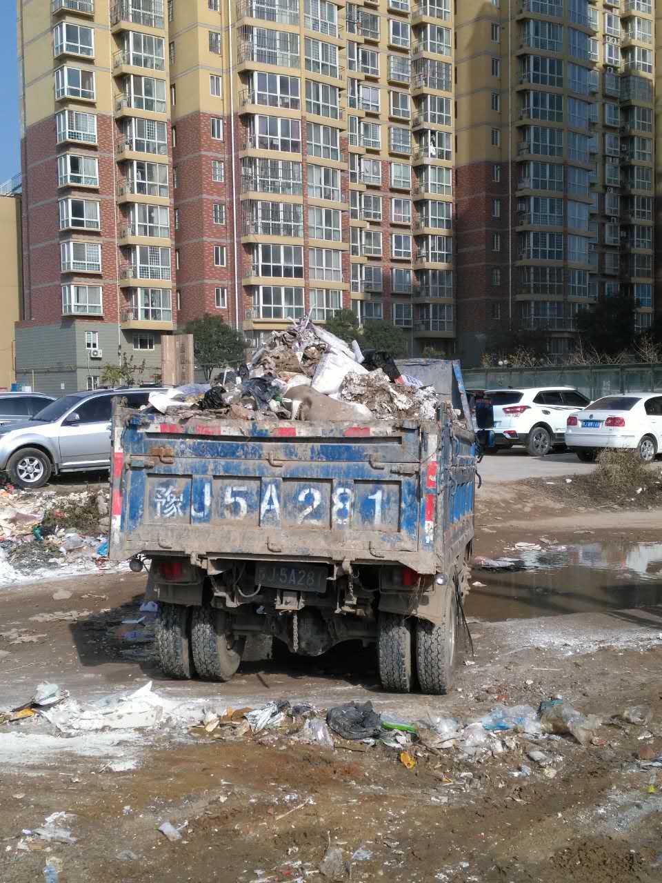 濮阳市黄河路未建中心公园有人偷倒各种垃圾