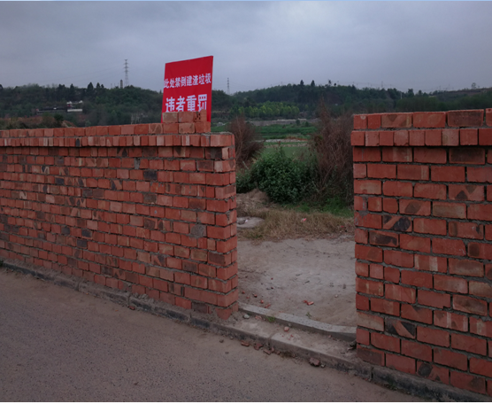 金堂县建筑渣土堆在沱江源头河滩影响防洪