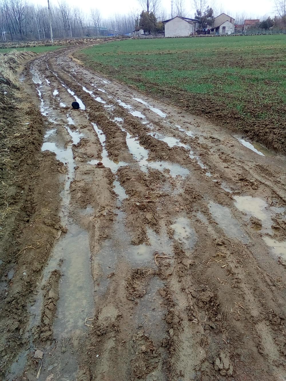 高低不平泥巴路雨天又滑又烂又沾实在难走