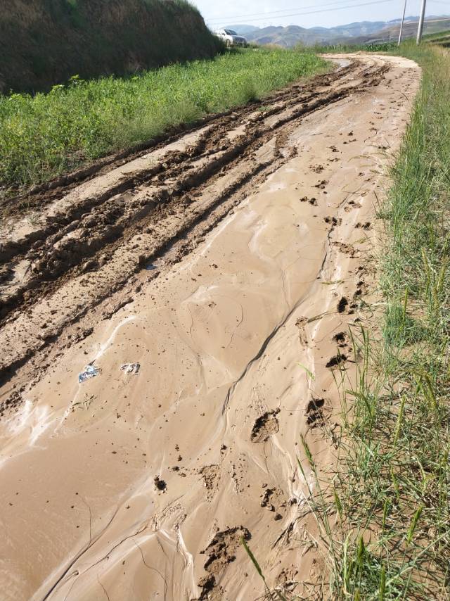 农村道路泥泞不堪,不能出行