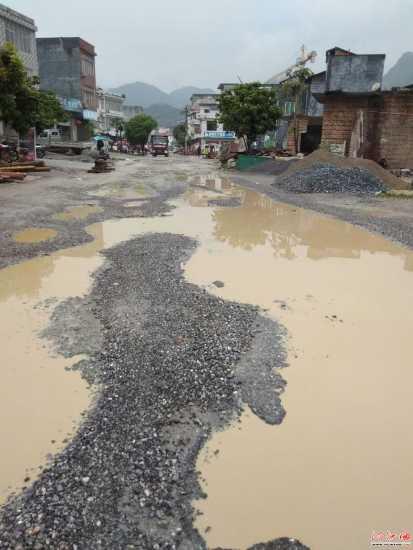 这是全广西乃至全国最烂的一条主干公路县级公路,位于都安县板岭乡