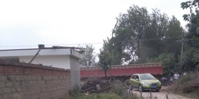 河南叶县夏李乡农村道路被砂石车碾压损坏的问