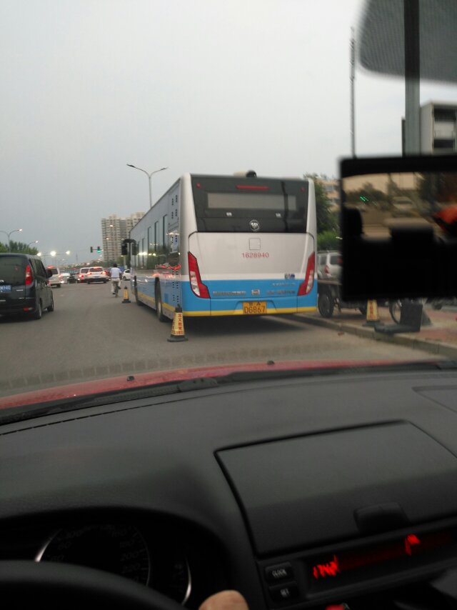 公交车24小时停在主路上,造成路口拥堵. - 北京市委