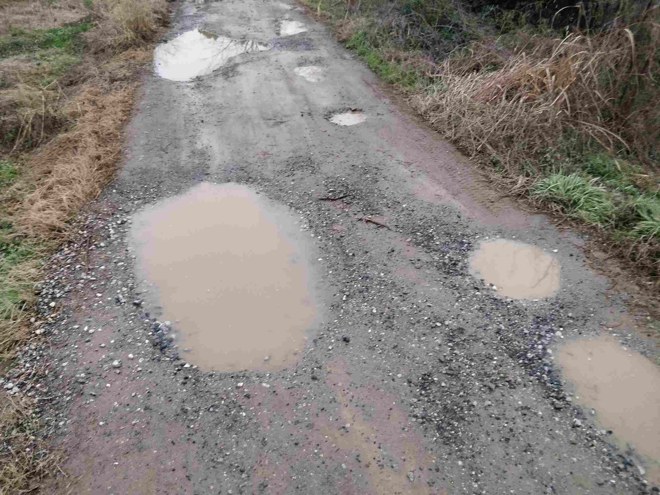 入村道路坑坑洼洼,积水无法行走,车辆无法行驶