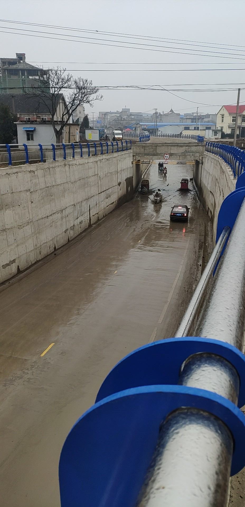 凤阳县刘府镇铁路地下道积水严重,百姓无法通行