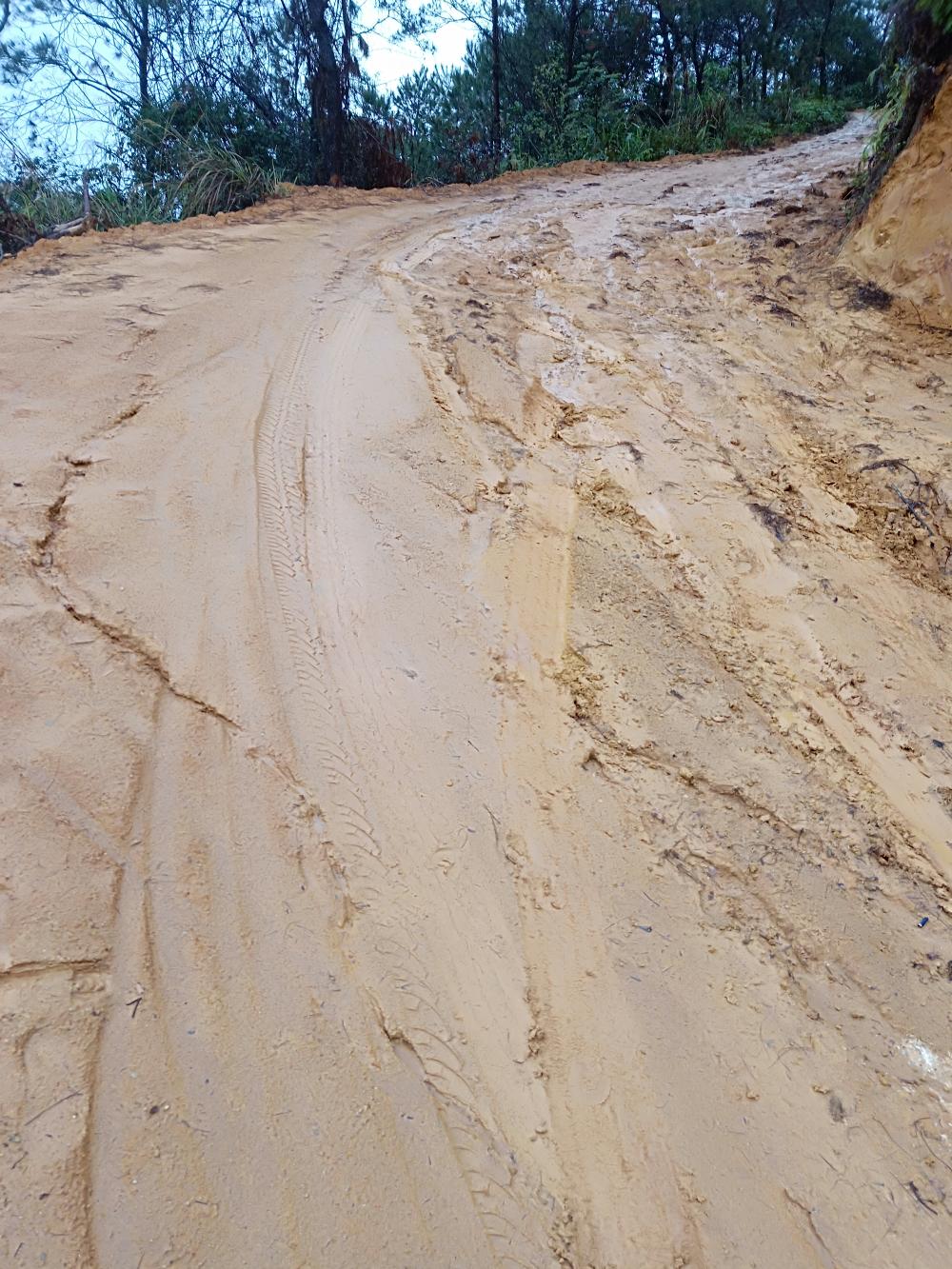 2019年春节第一场大雨刚过,去年铺好的泥路现在山水冲得面目全非,泥路