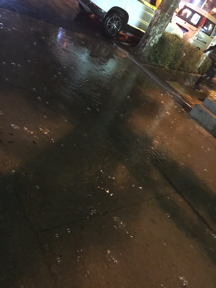 韦曲北街小区门口下雨积水严重