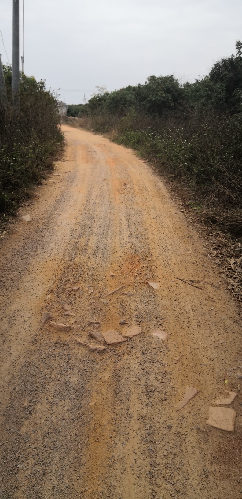 因村没硬底化道路,泥路太烂,年久失修!