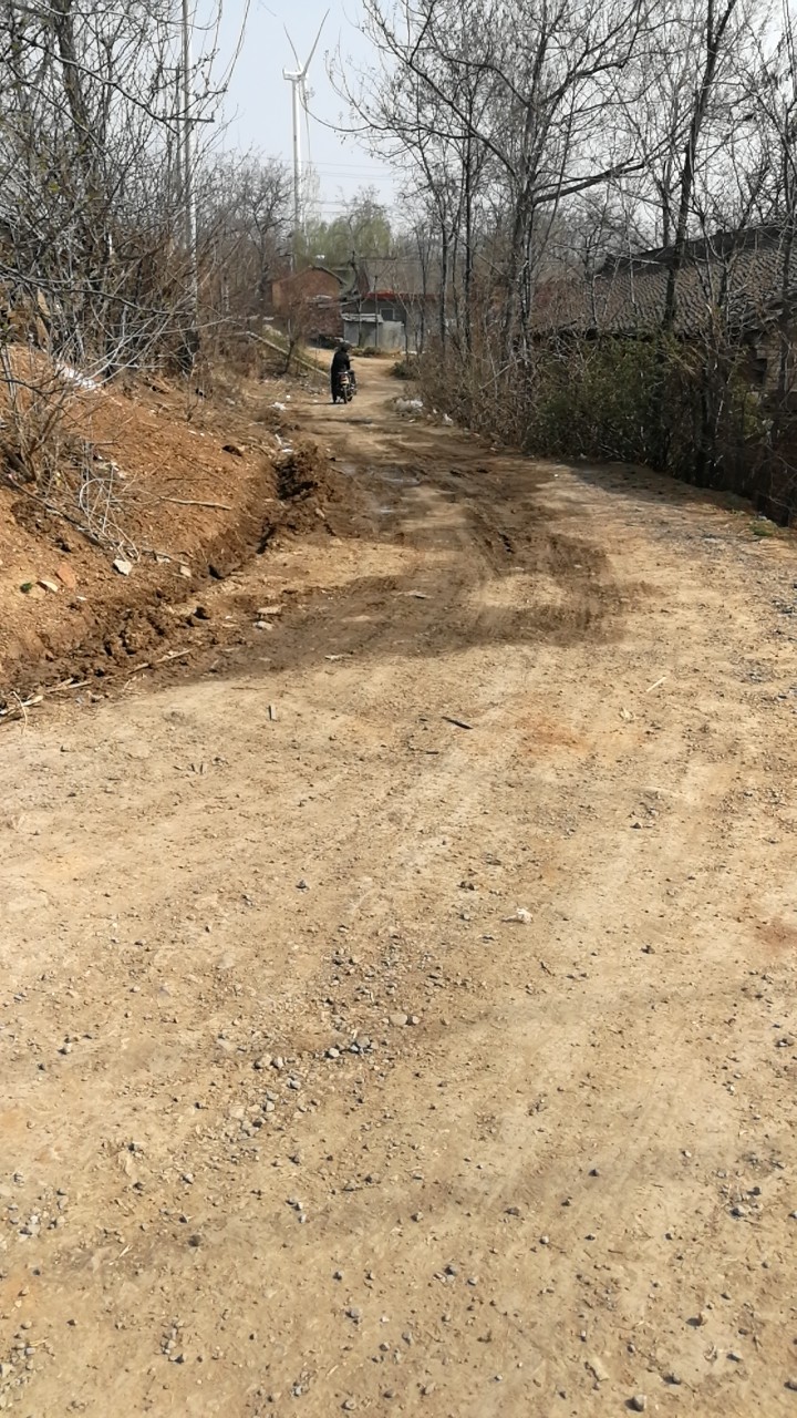 泥泞道路几十年,盼望政府来修路