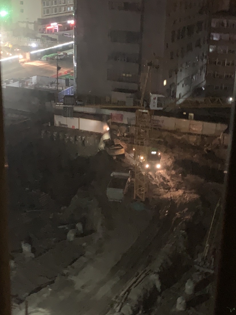 地铁项目工地夜间挖土运土数月,无人监管