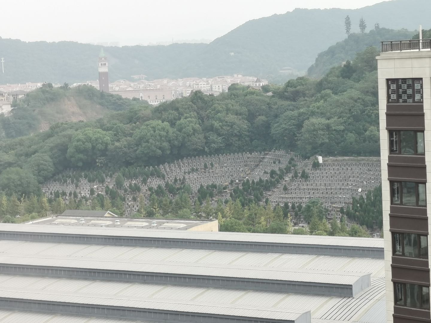 杭州萧山区西郊公墓居民区风景区违规扩建公墓