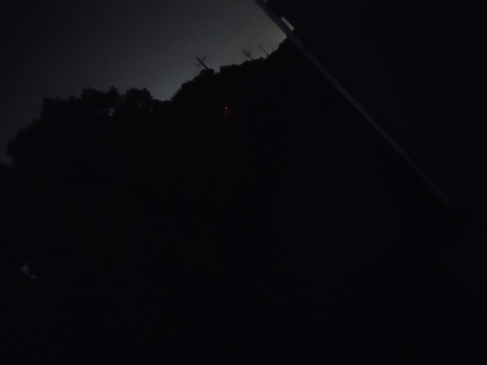 低塘中学十字路的南边的路一片漆黑希望装些路灯,这么黑真的容易出
