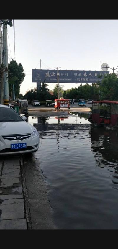 中心街拱州路向南人行道常年被臭污水侵扰 睢县县委书记 商丘市