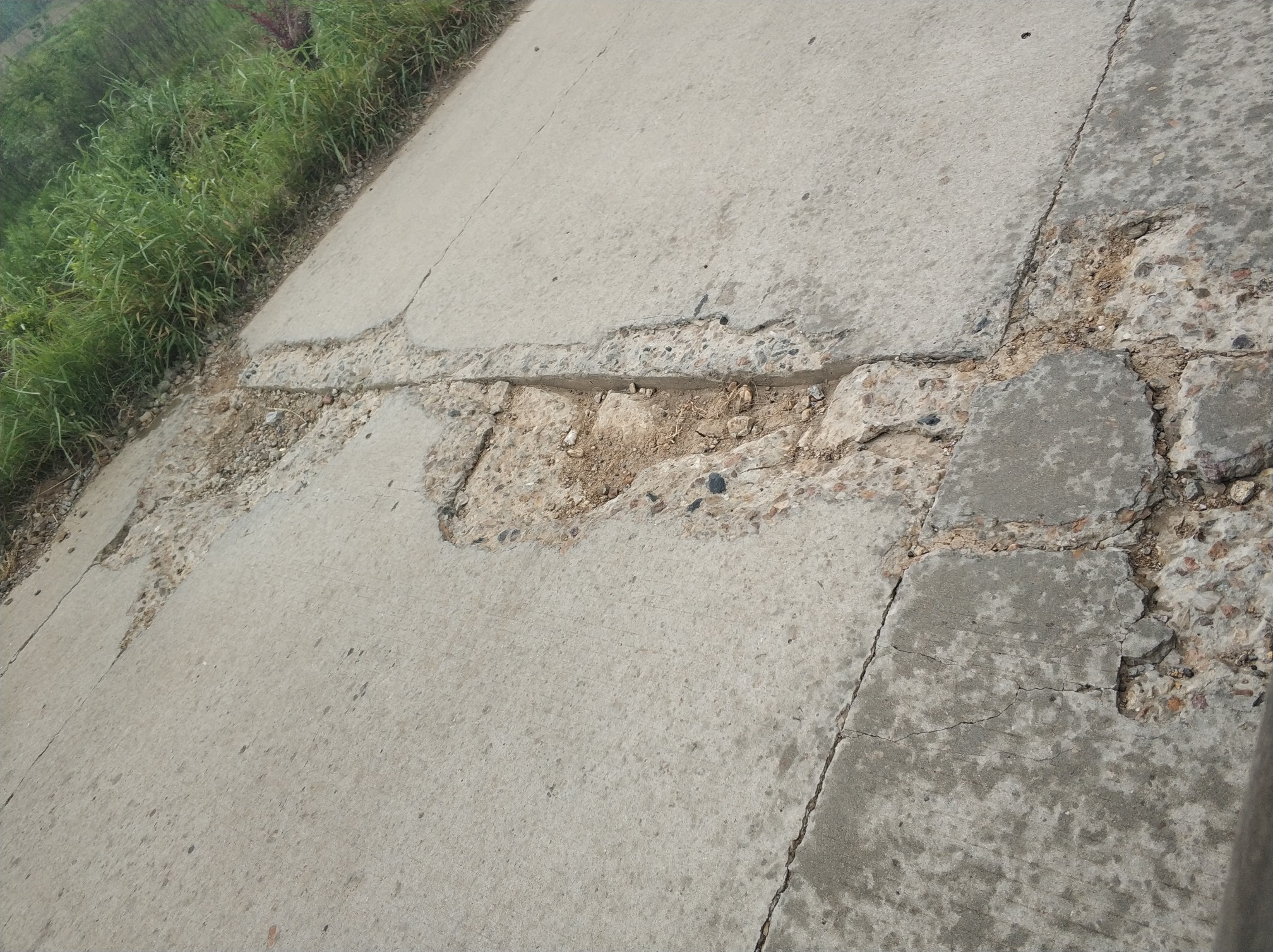 沿淠河水泥路破损严重,水泥墩子安全隐患