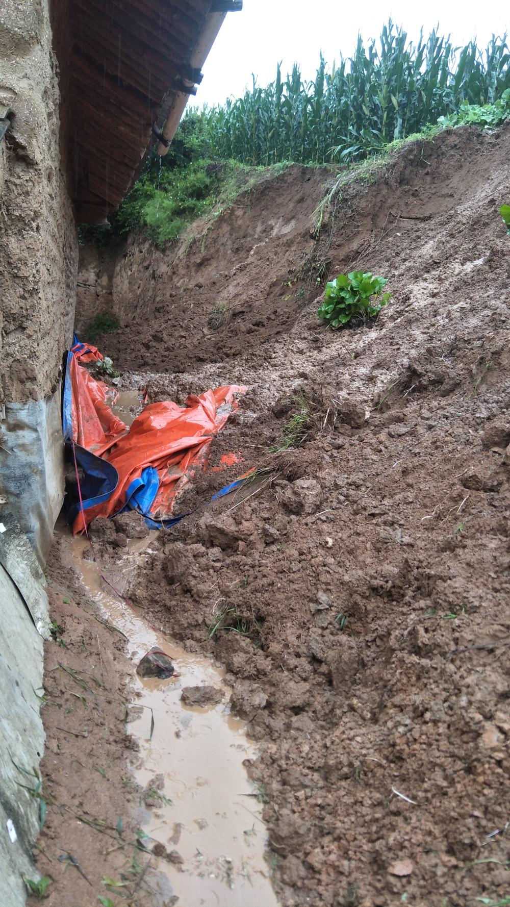 大雨导致山体滑坡房屋严重受损,没地方住