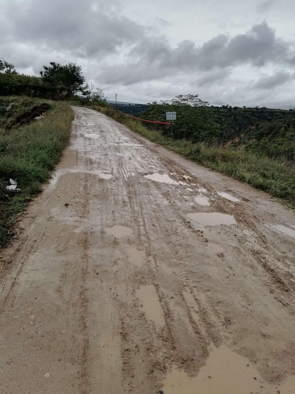 镇原新集王寨席咀道路晴天一身土雨天泥潭里过河