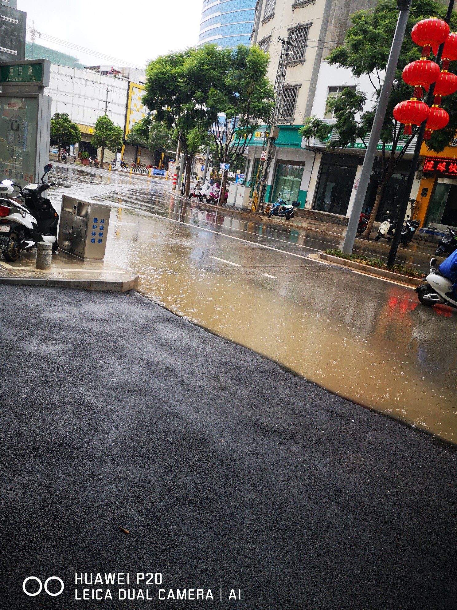 好评!白天下雨,晚上还积水,太影响出行,请尽快解决为谢!