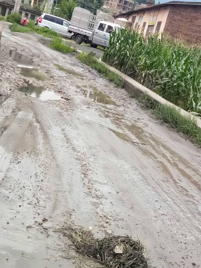 村子道路坑坑洼洼 泥滑烂路