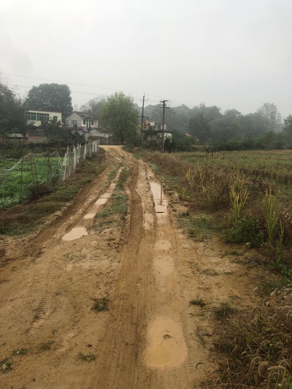 乡村泥巴路,出行难