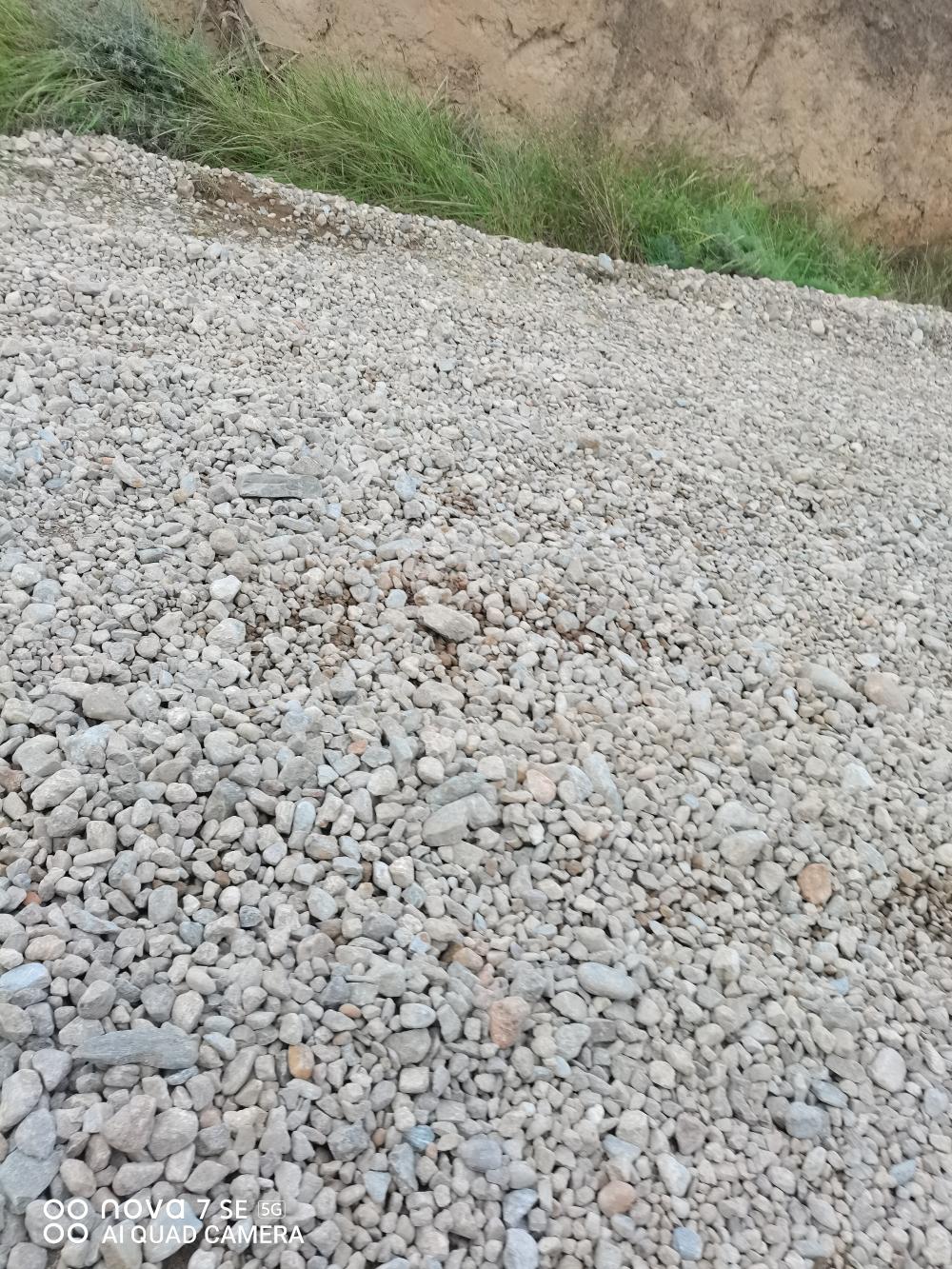 甘谷县礼辛至贾沟段道路用碎石铺路危险系数极高