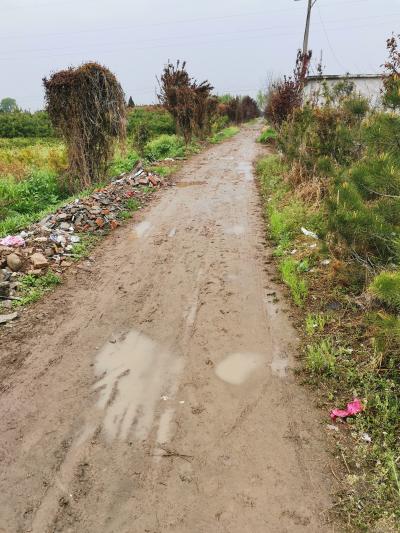 道路泥泞路难行村民致富困难重