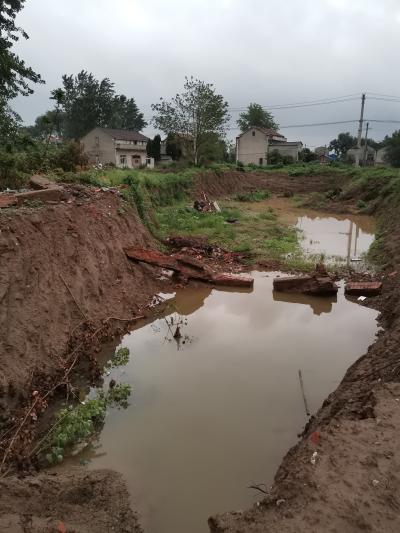 新洲区双柳街道在群众住房处挖沟渠包围住房