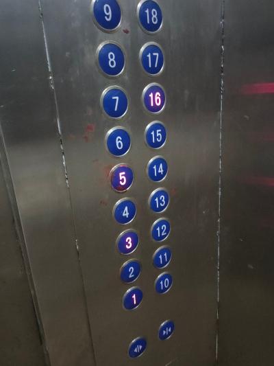 电梯经常坏,电梯按钮失灵,电梯里面积水
