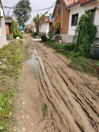 农村土路坑洼不平,泥泞不堪