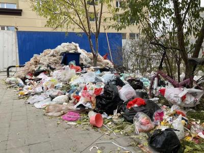第三小区垃圾堆积问题请政府协调解决,居民缴纳城市垃圾处理费及卫生