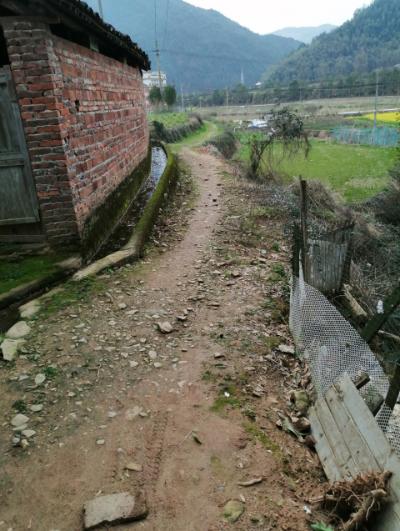 官路乡官路村道路未硬化人居环境极差