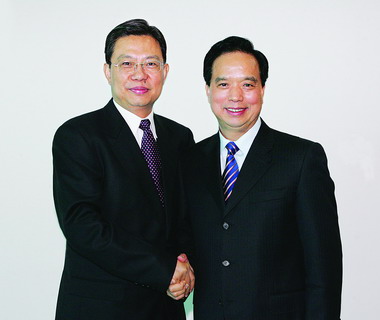 在陕西省领导干部大会上,省委书记赵乐际同志(左)与李建国同志亲切