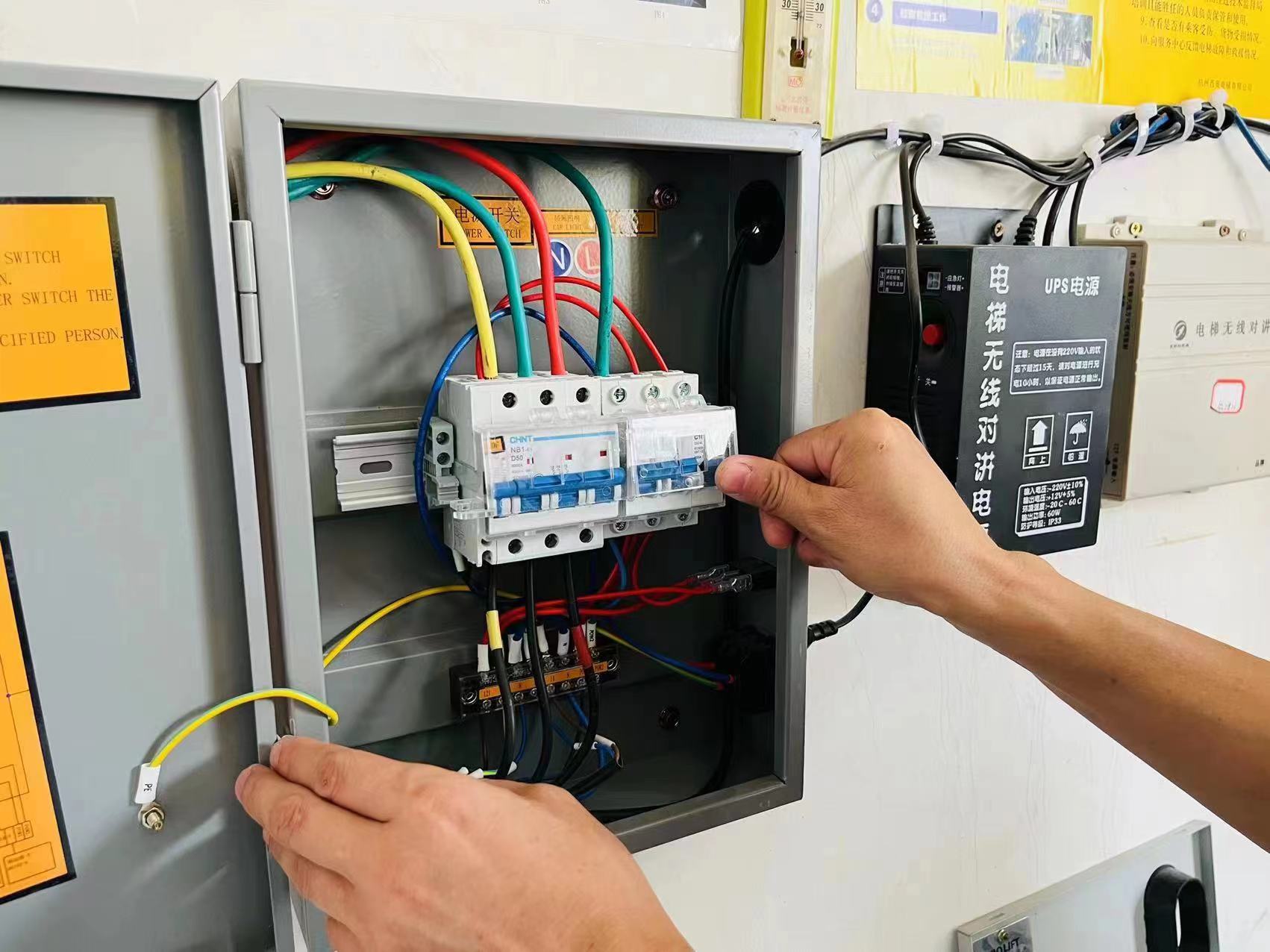 工作人员正在调配设备。人民网记者 周倩文摄