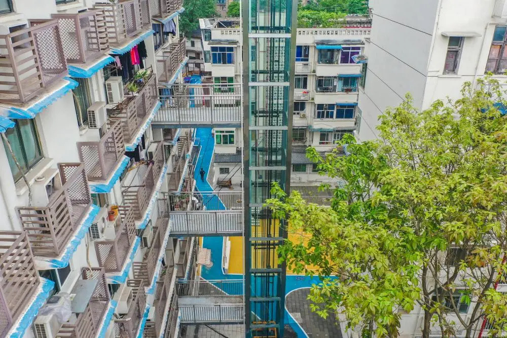 渝中区石油路街道二普小区新安装了电梯设备。龙帆 摄