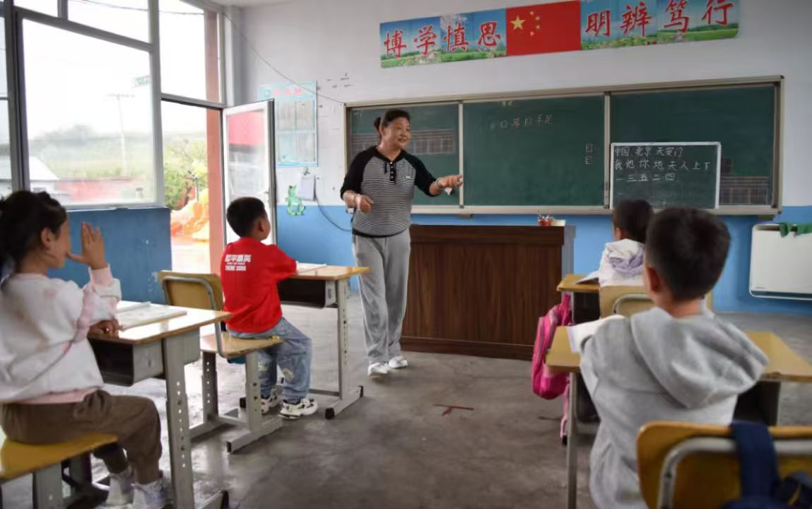 һ�꼶���ܾ���ʦ�ڸ�ѧ�����ϿΡ�����ʱ������ʯ���� ��