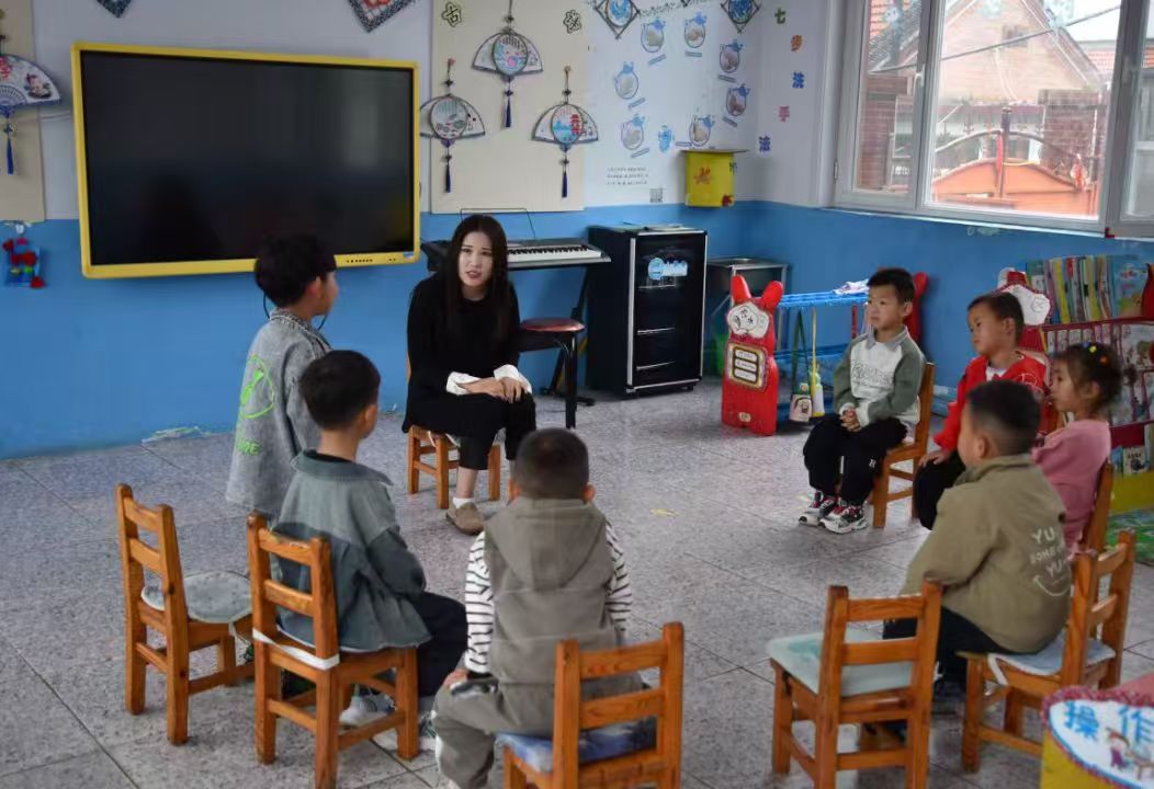 ����У�����׶�����ʦ���α��ͺ�������һ�𡣽���ʱ������ʯ���� ��