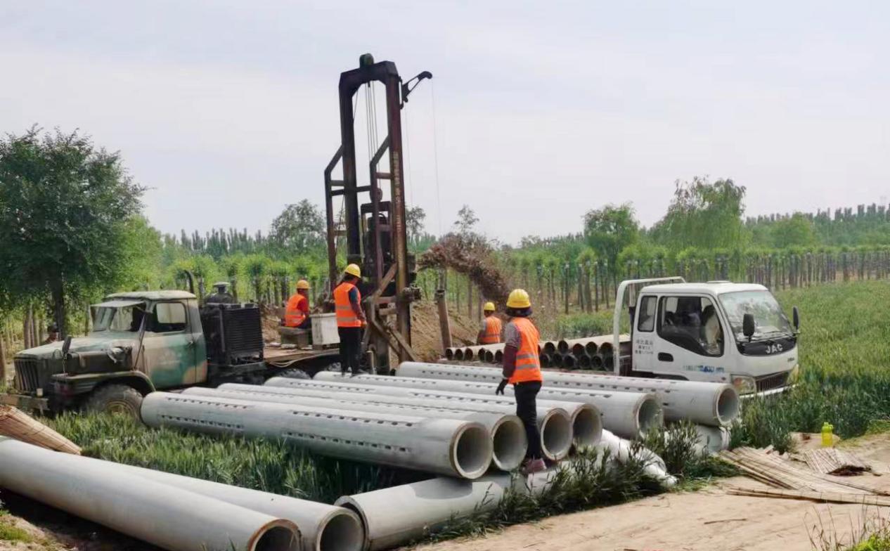 当地组织协调相关部门新打机井40眼，图为打井现场。济南市信访局供图