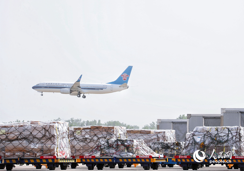 新郑国际机场内等待运输的货物。人民网 霍亚平摄