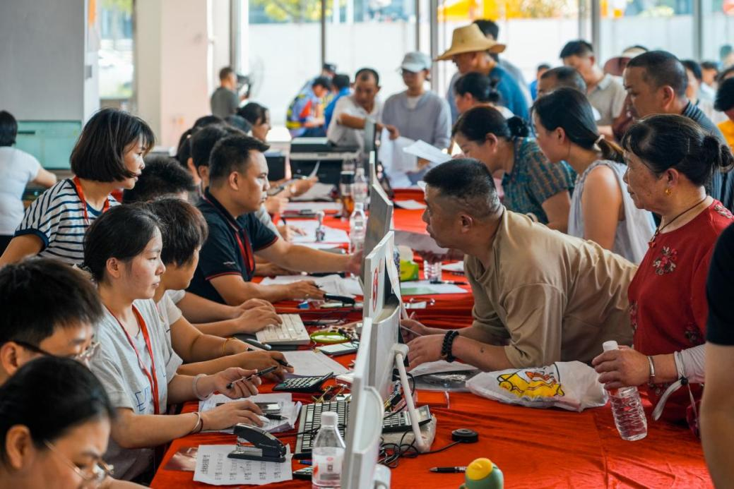 选房现场,村民们正在提交审核资料。人民网 涂诗轩摄