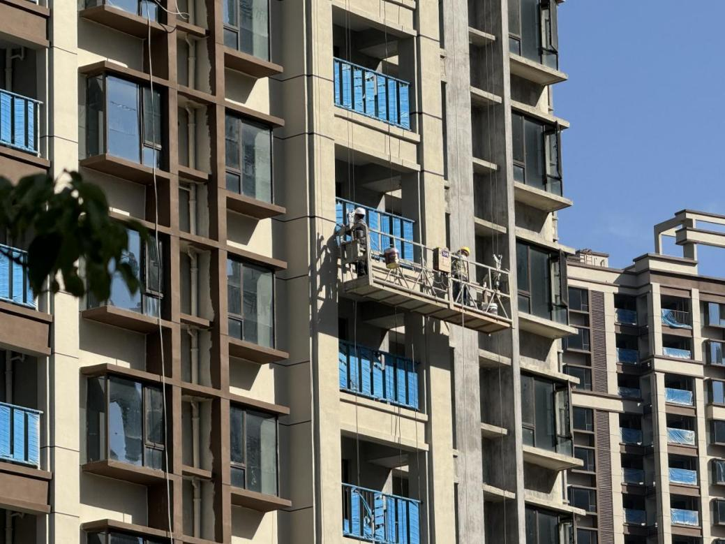 2024年底,记者走访麦山花园项目现场,工人们正在紧锣密鼓的施工。人民网记者 罗娜摄