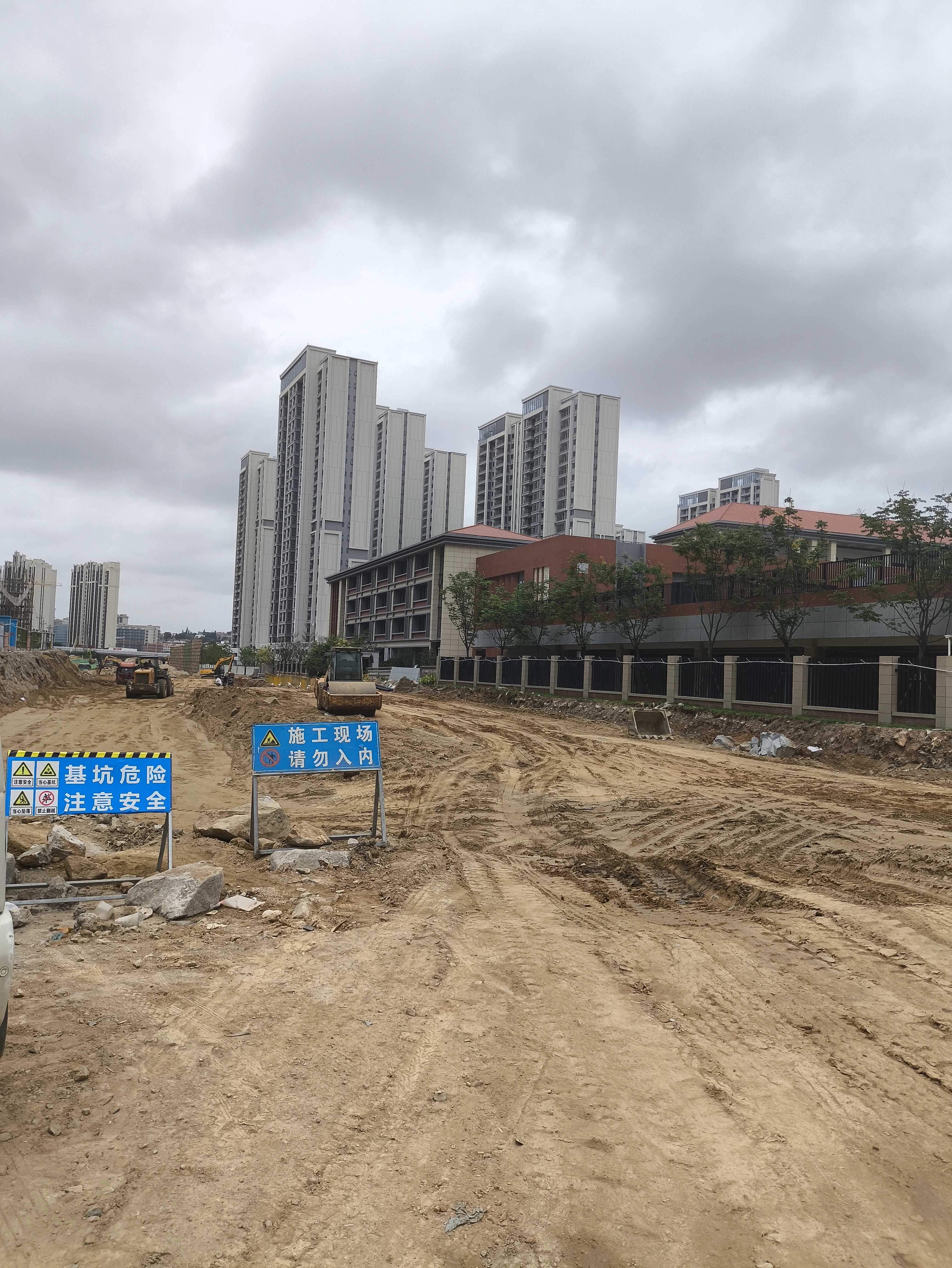 小学周围正在施工的工地。留言网友供图