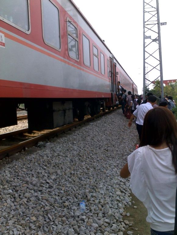 求助,火车站没有雨棚,站台不够长