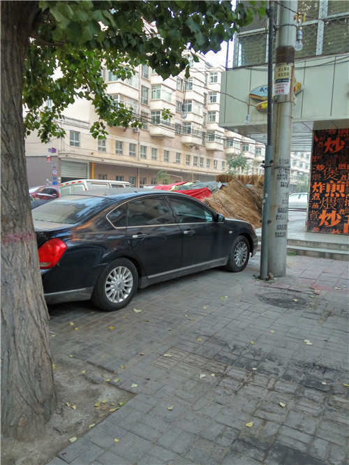 太原小东门街新开南巷摊贩占路百姓出行难无人管