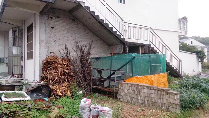 在我家房屋上搭建鸡棚养鸡